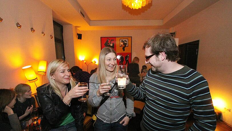 Die Gläser hoch! Entspannte Atmosphäre in der Bar Kilombo im Westend.