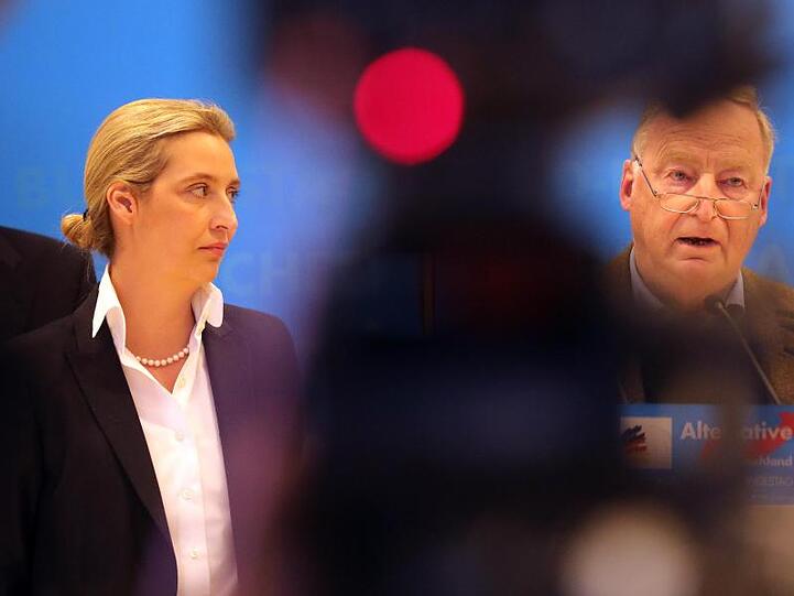 Alexander Gauland und Alice Weidel, Fraktionsvorsitzende der AfD, geben bei der Fraktionssitzung ihrer Partei ein Statement ab.
