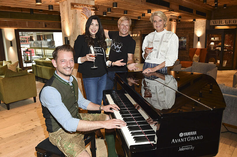 Lassen den Abend am Piano ausklingen: Alois Seyrling (Hotelier), Alexandra Polzin und Mann Gerhard Leinauer, Stephanie Gräfin Bruges von Pfuel.