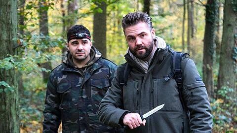 "Unter uns": Easy (l.) erkennt, dass Bambi es mit dem Survivaltrip ernst meint.