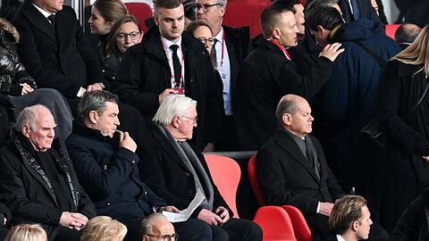 Auch Kanzler Scholz (r), Bundespräsident Steinmeier (M) und Bayerns Ministerpräsident Söder nahmen an der Gedenkfeier teil.