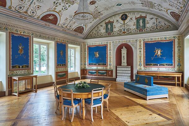 Besonders prunkvoll: der Blaue Saal im Schloss mit den historischen Wanddekorationen und M&ouml;beln.