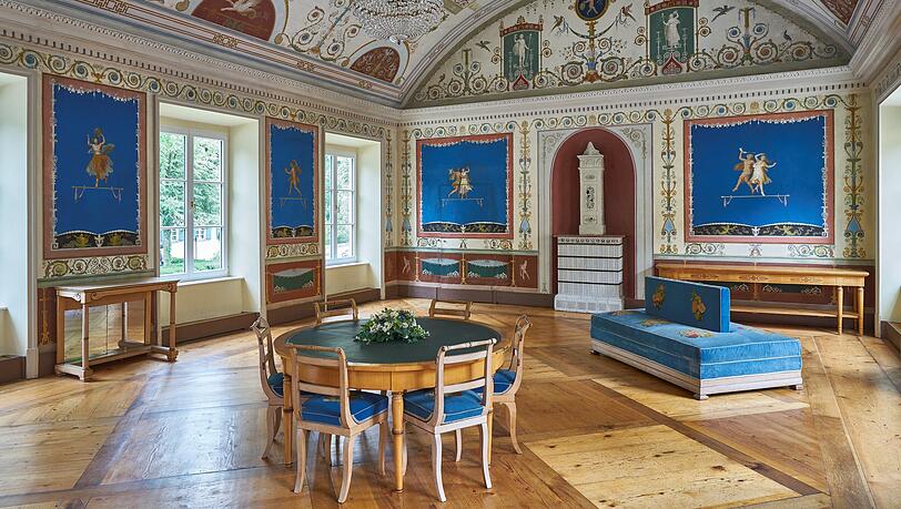 Besonders prunkvoll: der Blaue Saal im Schloss mit den historischen Wanddekorationen und M&ouml;beln.
