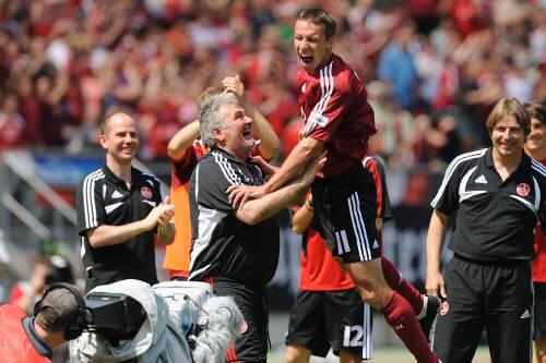 Mach&rsquo;s noch mal, Marek! Club-Torjäger Mintal nach seinem 16. Saisontreffer gegen die Münchner Löwen im Anflug auf Betreuer Günter Vogt.