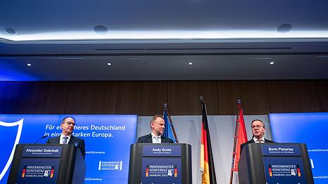 Was Firmen oder Sicherheitsfirmen mit Spezialf&auml;higkeiten k&uuml;nftig erlaubt sein soll, um wichtige Einrichtungen zu sch&uuml;tzen, werde aktuell innerhalb der Bundesregierung und mit den L&auml;ndern besprochen, hei&szlig;t es aus dem Bundesinnenministerium. (Archivbild)