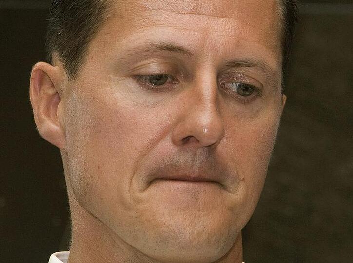 Michael Schumacher hat die Pressekonferenz sichtlich mitgenommen.