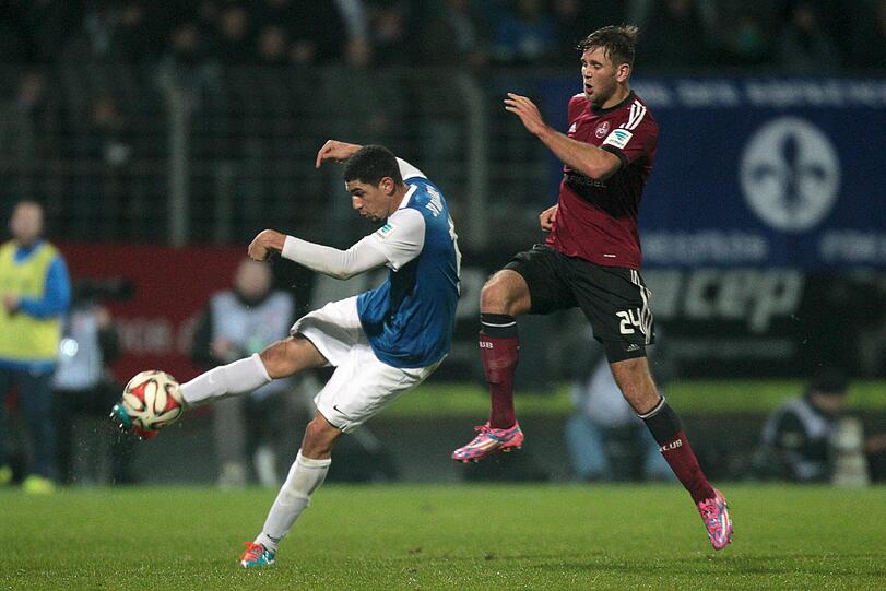 Duell um den Ball: Der Darmstädter Leon Balogun (l) und der Nürnberger Niclas Füllkrug (r).