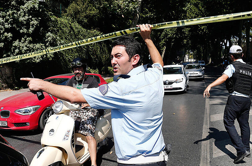 Bei einem Angriff auf einen Wachposten vor dem Dolmabahce-Palast in Istanbul ist ein Polizist verletzt worden.