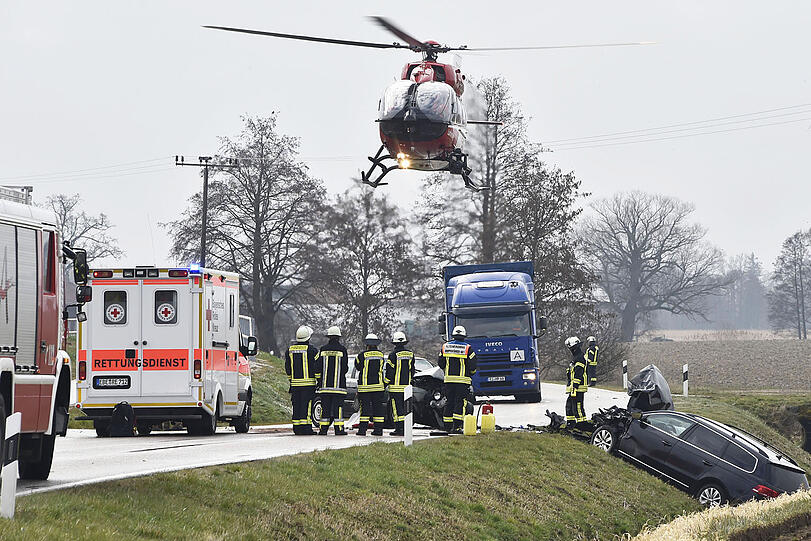 Bei dem Unfall nahe Erding wurden alle drei Beteiligten teils schwer verletzt.