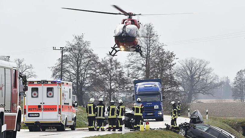 Bei dem Unfall nahe Erding wurden alle drei Beteiligten teils schwer verletzt. Bei dem Unfall nahe Erding wurden alle drei Beteiligten teils schwer verletzt.
