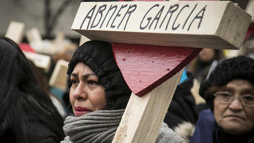 Teilnehmer einer Kundgebung gegen Gewalt in Chicago. Die getragenen Kreuze sollen an die Opfer von Gewalt erinnern.