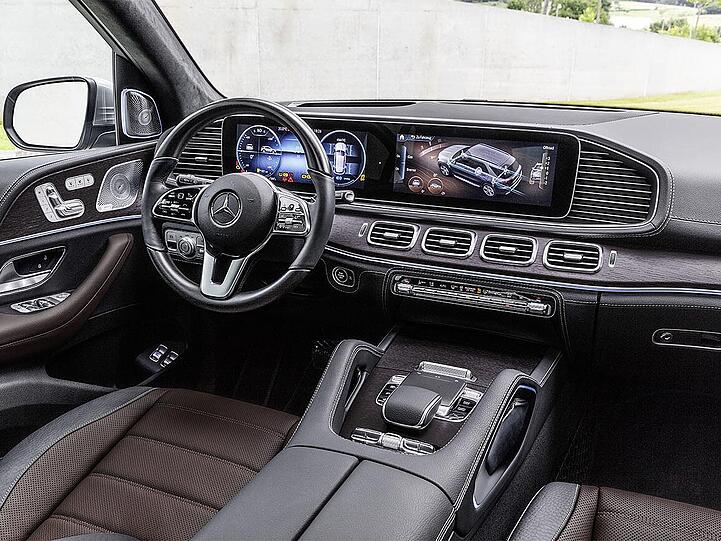 Statt Rundinstrumenten gibt es nur noch Bildschirme. Der Innenraum ist mercedes-typisch edel.