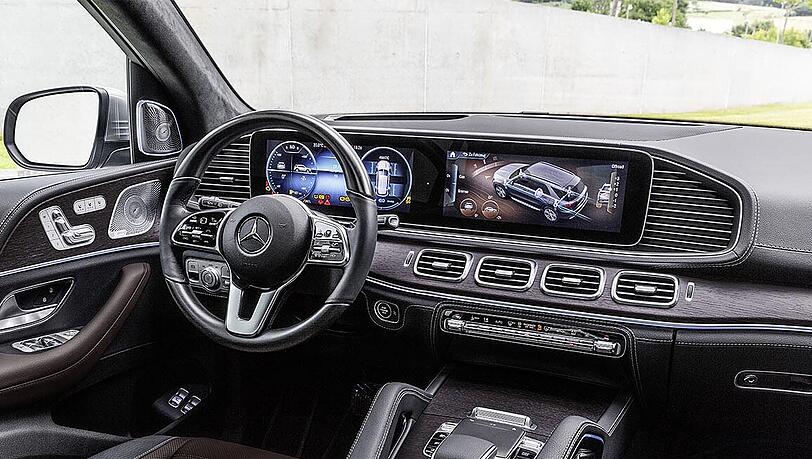 Statt Rundinstrumenten gibt es nur noch Bildschirme. Der Innenraum ist mercedes-typisch edel. Statt Rundinstrumenten gibt es nur noch Bildschirme. Der Innenraum ist mercedes-typisch edel.