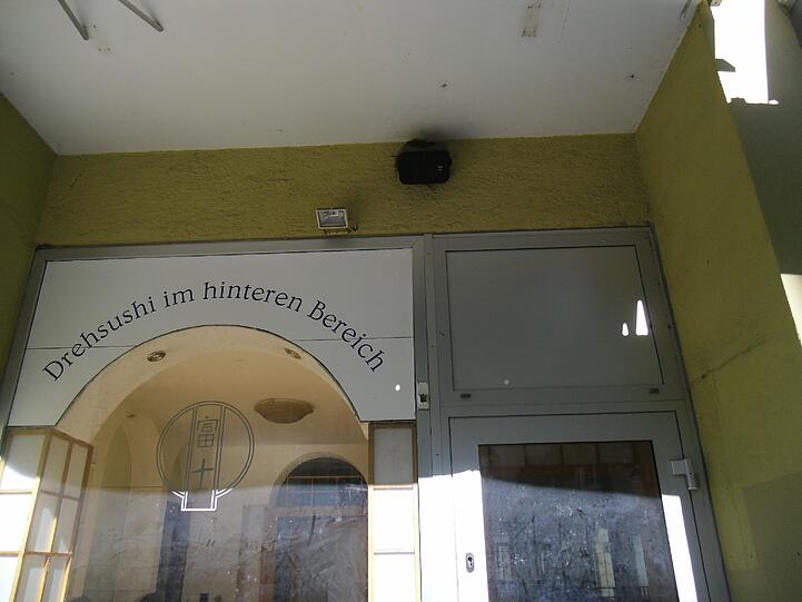 Der Lautsprecher über der Eingangstür.