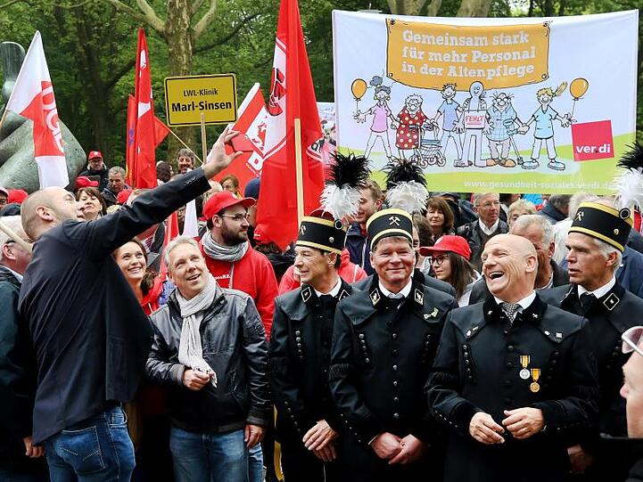 Bergleute beteiligen sich an der 1. Mai- Kundgebung zu Beginn der Ruhrfestspiele.