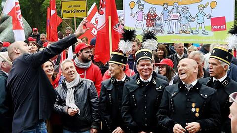 Bergleute beteiligen sich an der 1. Mai- Kundgebung zu Beginn der Ruhrfestspiele.