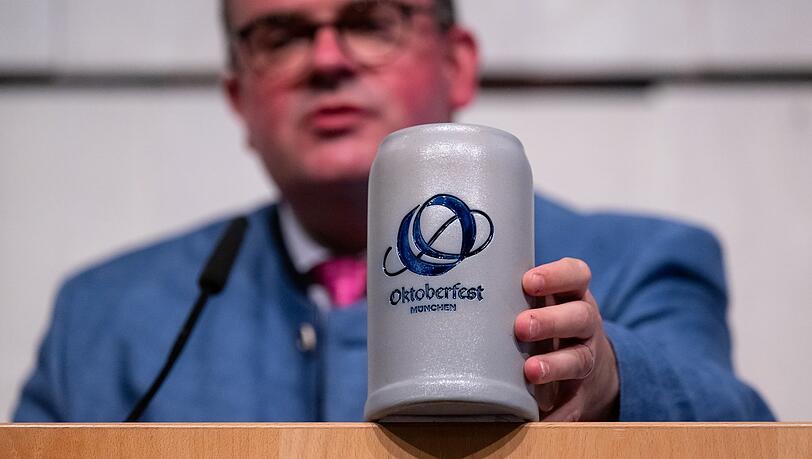 Wiesnchef Clemens Baumgärtner (CSU) präsentiert am Donnerstag einen Krug mit dem neuen, weltweit geschützten Wiesn-Logo.