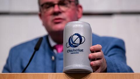 Wiesnchef Clemens Baumgärtner (CSU) präsentiert am Donnerstag einen Krug mit dem neuen, weltweit geschützten Wiesn-Logo.
