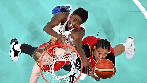 Satou Sabally (r.) und die deutschen Basketballerinnen haben bei Olympia auch ihr zweites Spiel gewonnen.