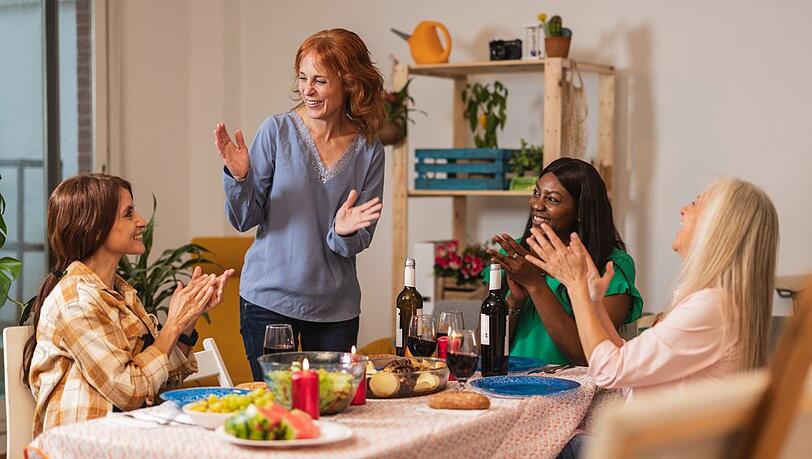 Friendsgiving hat sich in den USA als Gegenbewegung zum traditionellen Thanksgiving etabliert.