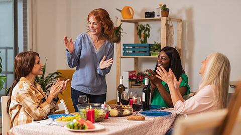 Friendsgiving hat sich in den USA als Gegenbewegung zum traditionellen Thanksgiving etabliert.