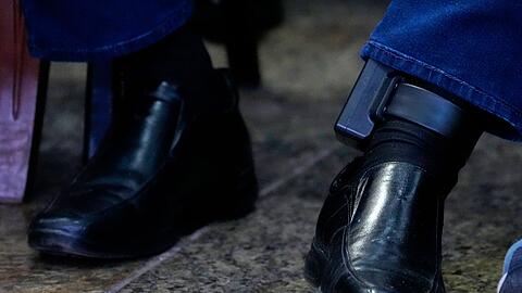 Die elektronische Fußfessel an Bolsonaros linkem Knöchel sorgt für Diskussionsstoff. (Archivbild) Die elektronische Fußfessel an Bolsonaros linkem Knöchel sorgt für Diskussionsstoff. (Archivbild)