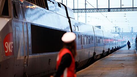 Mit einem Leitfaden mit Bekleidungs- und Schminktipps hat Frankreichs Bahn sich &Auml;rger mit der Gewerkschaft eingehandelt. (Archivbild)
