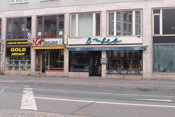 Caf&eacute; Kosmos und das benachbarte Bufet im Bahnhofsviertel: Hier gibt es g&uuml;nstiges Maxlrainer.