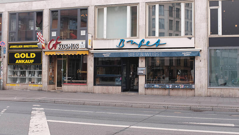 Café Kosmos und das benachbarte Bufet im Bahnhofsviertel: Hier gibt es günstiges Maxlrainer. Café Kosmos und das benachbarte Bufet im Bahnhofsviertel: Hier gibt es günstiges Maxlrainer.