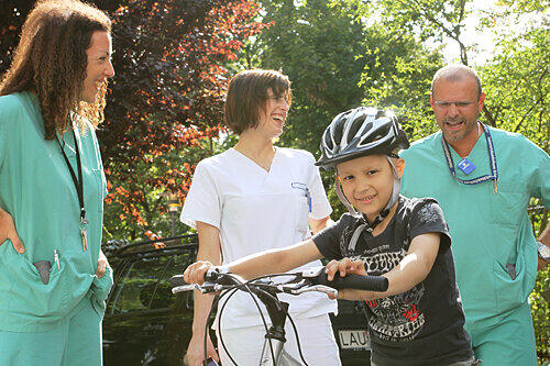Ein Rad zum Geburtstag: Goran (7) mit Oberärztin Karin Hirsch, Assistenzärztin Eva Weikert und Pfleger Johannes (v. l.).