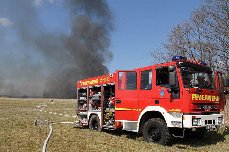 Mit einer Löschkette kämpften ein Feuerwehrmänner gegen die Feuerwalze, die sich durch das Schilf fraß.