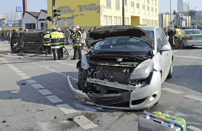 Pelkovenstraße:
Im Kreuzungsbereich zur Hanauer Straße stoßen ein Opel und ein Ford zusammen. Durch die Wucht des Aufpralls überschlägt sich der Ford und bleibt auf der Fahrerseite liegen. Die Fahrerin kann sich durch die Heckklappe selbst befreien. Sie wird durch einen Feuerwehr-Notarzt in eine Klinik gebracht. Der Opelfahrer bleibt unverletzt. Die Feuerwehr reinigt die Fahrbahn und stellt den Ford wieder auf die Räder.