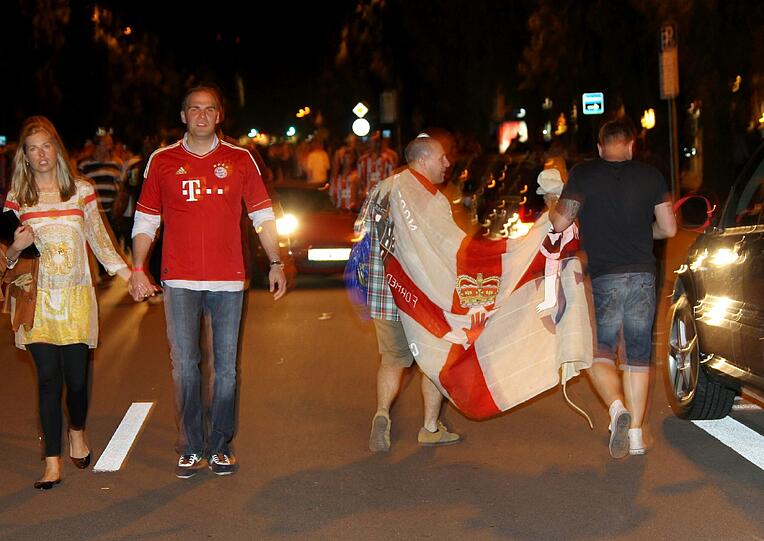 Ein Abend der emotionalen Achterbahnfahrt - mit dem brutalen Absturz aus einem ach so schönen Traum. So hofften, bangten, jubelten - und weinten die Fans des FC Bayern.