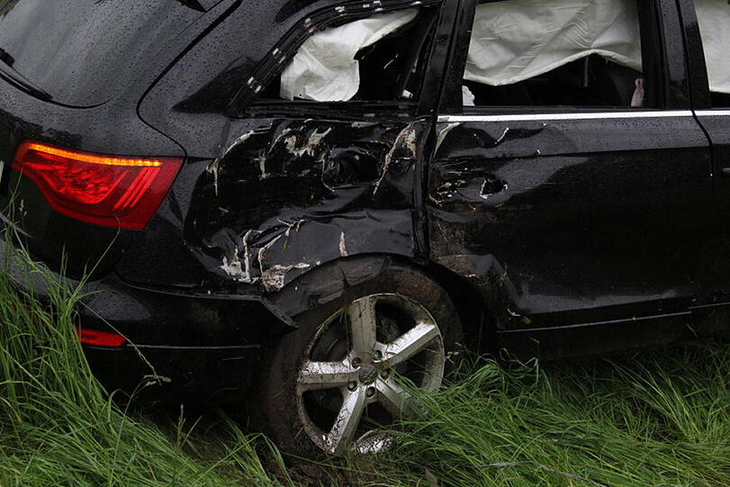 Einsatzkräfte an der Unfallstelle. An dem Audi ist ein Sachschaden von 35.000 Euro entstanden und der Fahrer ist seinen Führerschein erstmal los.