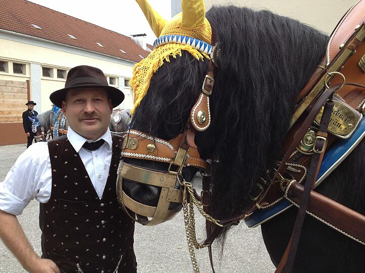 Begleiter Markus Schlagbauer (44) mit Pferd Max. Seit fünf Jahren läuft Schlagbauer schon beim Einzug der Wirte mit den Pschorr-Pferden.