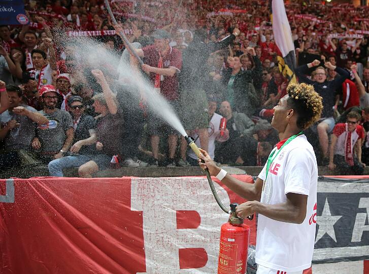 Wasser marsch: David Alaba greift zu ungewöhnlichen Mitteln - und zum Feuerlöscher.