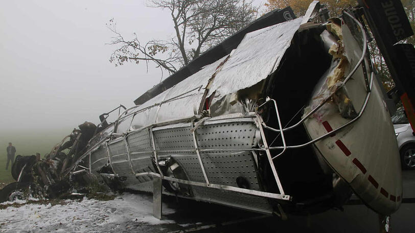 Bilder vom Unfallort: Der Milchlaster ist umgekippt und ausgebrannt, der Fahrer konnte sich nicht mehr selbst aus dem Fahrzeugwrack befreien und starb.