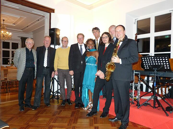 Von links nach rechts auf dem Bild: Peter Wortmann, Theodor Baumeister (im Vorstand Freunde Freihams e.V.), Dr. Florian Kaufmann (Firma Forever Living Products),Heinz Dauhrer, Titilayo Adedokun, Werner Schmitt und Joe Kienemann (hinten), Andy Kurz und Bernhard Ullrich beim Schlosskonzertwochenende 2013.