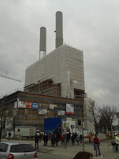 Noch häßliches Entlein im gerüst, bald Industriedenkmal mit neuer Nutzung: Das alte heizkraftwerk in der Drygalski-Allee.