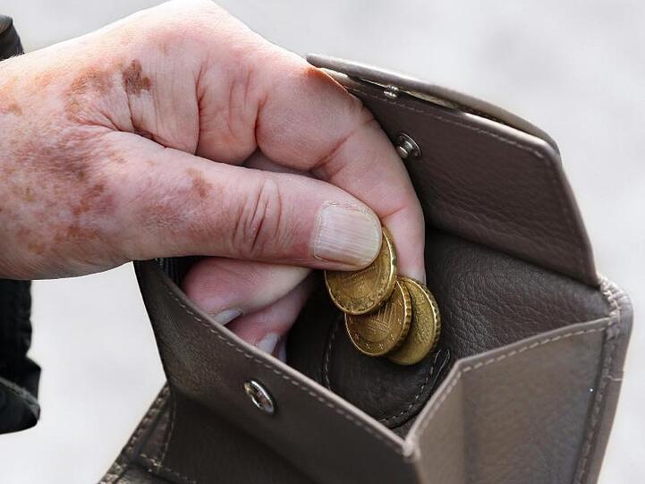 Die CSU will bei Beziehern von Grundsicherung im Alter Freibeträge für gesetzliche Renten einführen sowie Schonvermögen bei der Grundsicherung anheben.