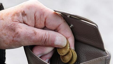 Die CSU will bei Beziehern von Grundsicherung im Alter Freibeträge für gesetzliche Renten einführen sowie Schonvermögen bei der Grundsicherung anheben.