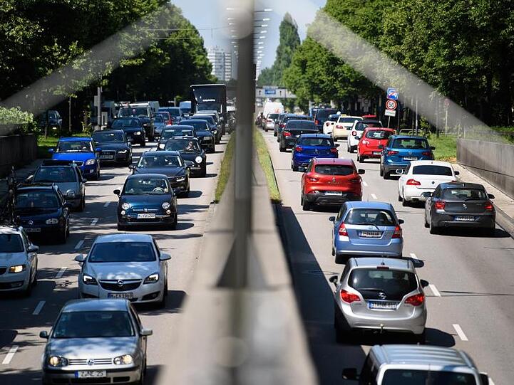Der Berufs- und Ferienverkehr staut sich auf dem Mittleren Ring in München in beide Richtungen.