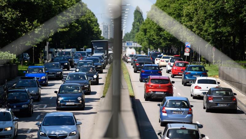 Der Berufs- und Ferienverkehr staut sich auf dem Mittleren Ring in München in beide Richtungen.