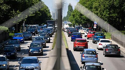 Der Berufs- und Ferienverkehr staut sich auf dem Mittleren Ring in München in beide Richtungen.