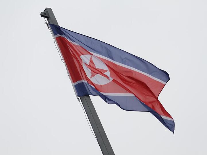 Die Flagge Nordkoreas. Vielen Bürgern des stalinistisch regierten Staates droht Lebensmittelknappheit.