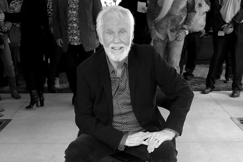 Die Country-Ikone Kenny Rogers ist in der Nacht zum 21. März im Alter von 81 Jahren verstorben. Er galt als einer der erfolgreichsten Musiker aller Zeiten.