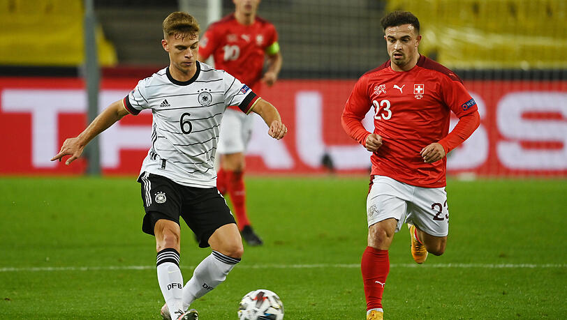 Bayern-Profi Joshua Kimmich (links) im Duell mit dem Schweizer Xherdan Shaqiri. Bayern-Profi Joshua Kimmich (links) im Duell mit dem Schweizer Xherdan Shaqiri.