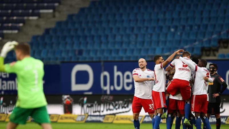 Der Hamburger SV hat mit dem Sieg gegen Regensburg die Tabellenführung übernommen.