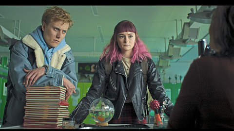 Finn (Max Schimmelpfennig) und Lena (Lea van Acken) beweisen sich als Hobbydetektive. Foto: Jakub Bejnarowicz/Bavaria Fiction