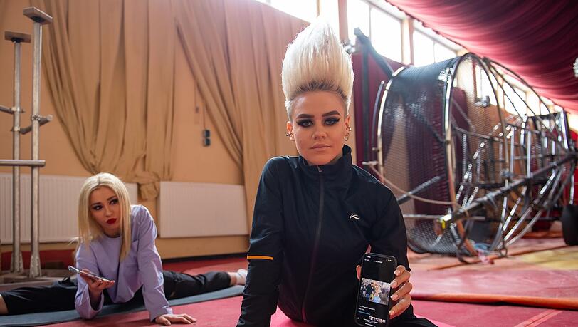 Die ukrainische Artistinnen Anastasia Stetsiuk (l.) und Viktoria Velychko aus dem Circus Krone.